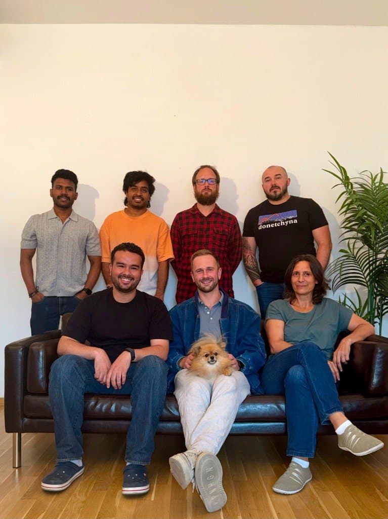 Das Team der BIMpact GmbH: sieben Personen und Bürohund Dolli